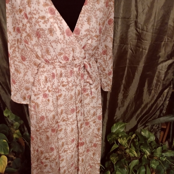 SOLD 🚨 Must Bundle Sale 5.00! BOHEMIAN Floral Style Dress - Picture 5 of 9